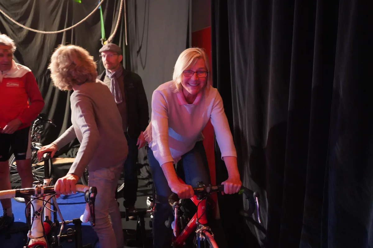 Eine Fahrerin auf dem Velo.